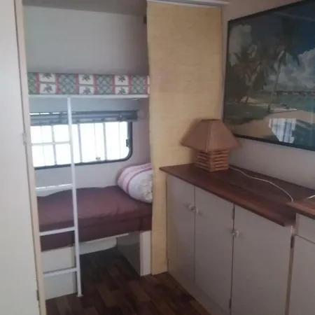 Camping Olivella مكان تخييم *